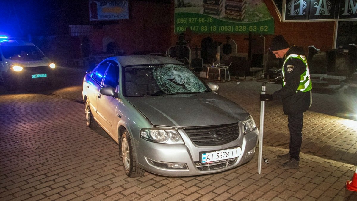 Под Киевом пьяный полицейский сбил двоих мужчин: появилось видео смертельного ДТП