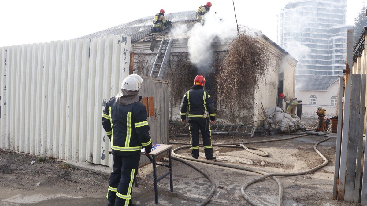 В Киеве на Печерске загорелся частный дом