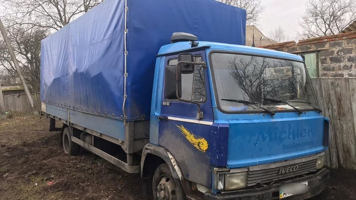 Под Киевом несовершеннолетний угнал грузовик у знакомого и застрял на нем в грязи