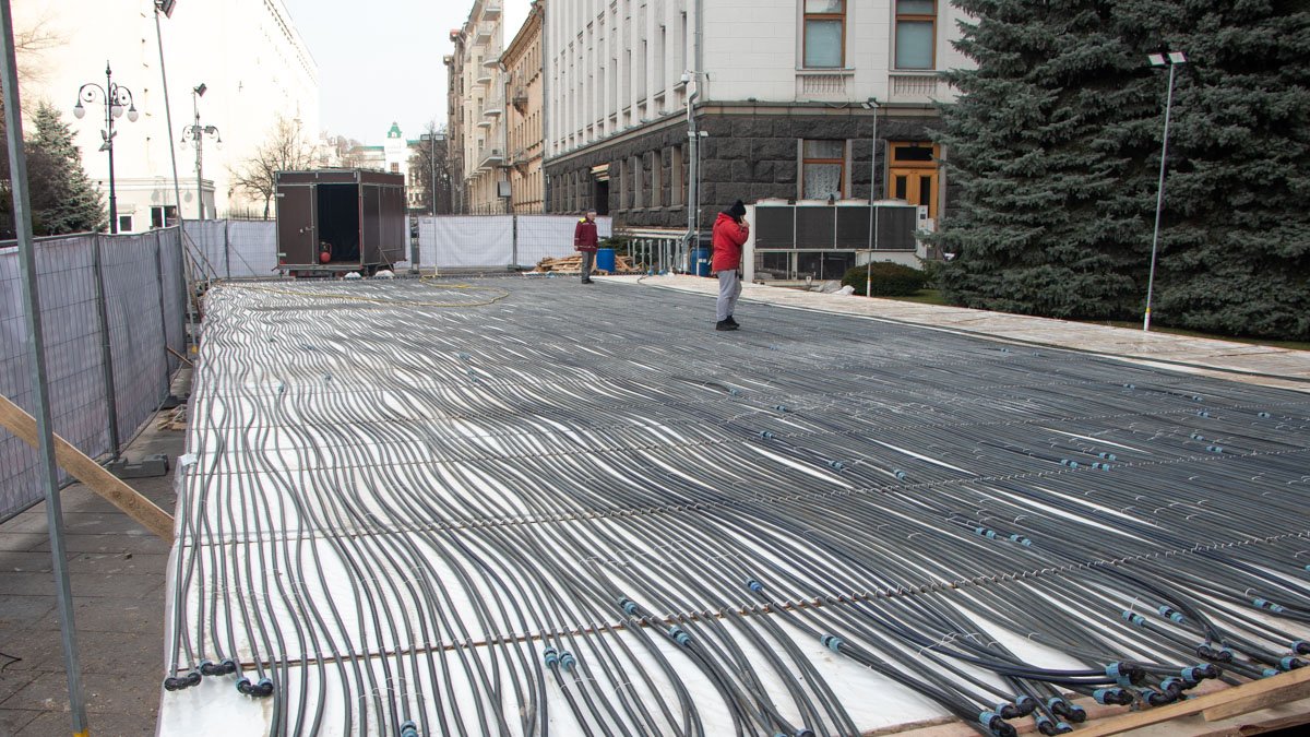 В Киеве возле Офиса президента демонтируют бесплатный каток