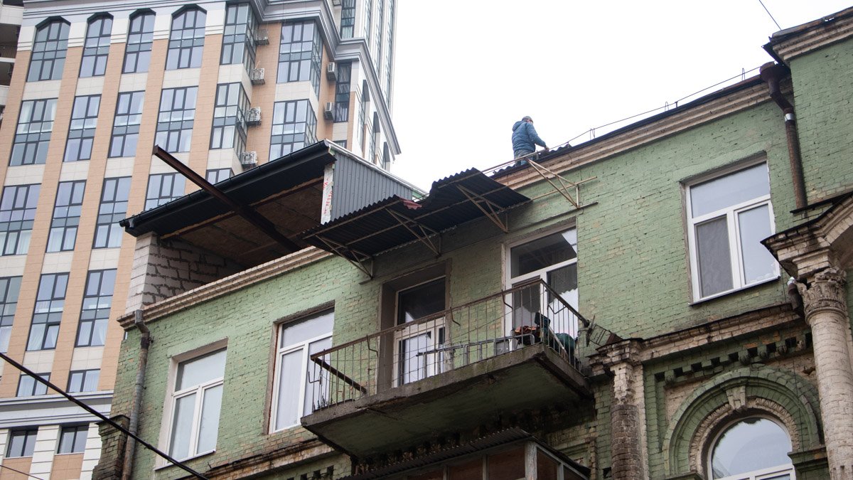 В центре Киева на крыше жилого дома появилась надстройка