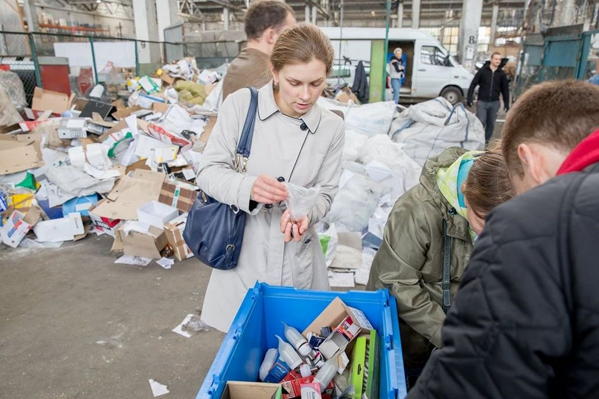 Куда в Киеве сдать использованные батарейки, лампочки и одежду