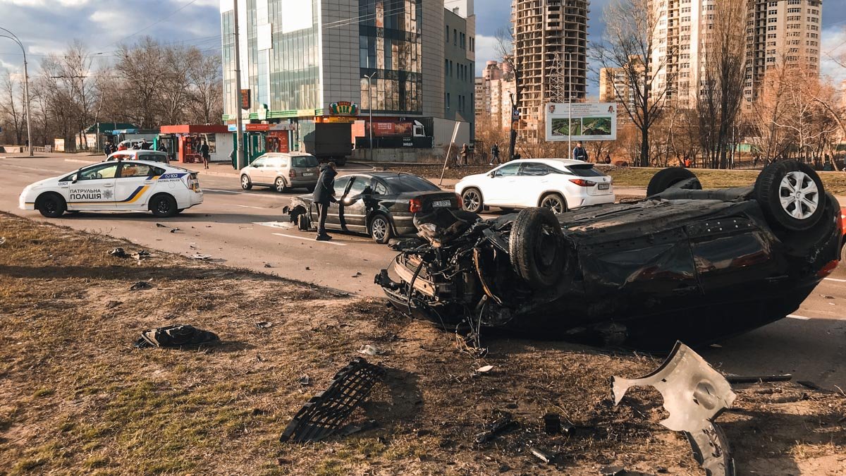 В Киеве на Шухевича Volkswagen перевернул Renault: пострадали оба водителя