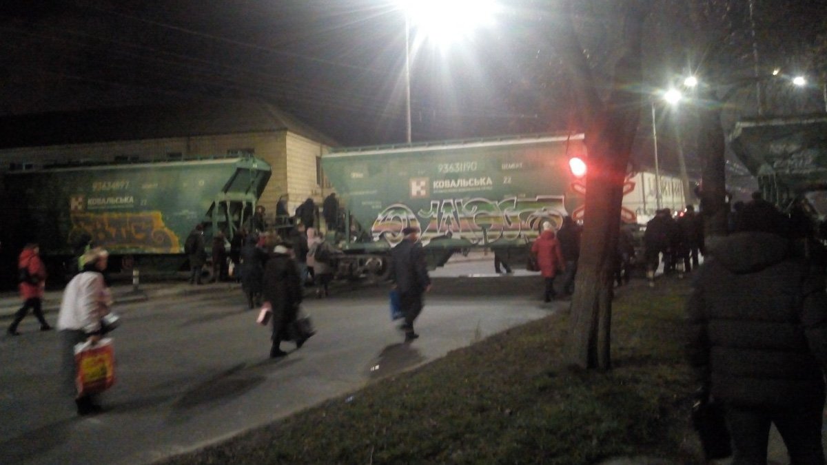 В Киеве на Святошинской сломался грузовой поезд: состав перекрыл проезд машин и дорогу пешеходам