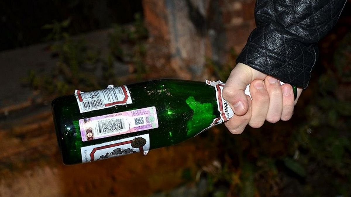 В Киеве в Бортничах мужчина разбил подростку голову бутылкой из-за громкой музыки