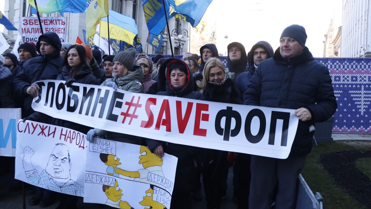 В Киеве под Офис Президента вышли тысячи людей: что происходит на Банковой