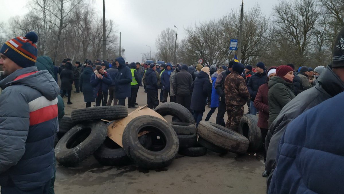 Жители Новых Санжар блокируют въезд в санаторий для эвакуированных их Уханя украинцев: что там происходит