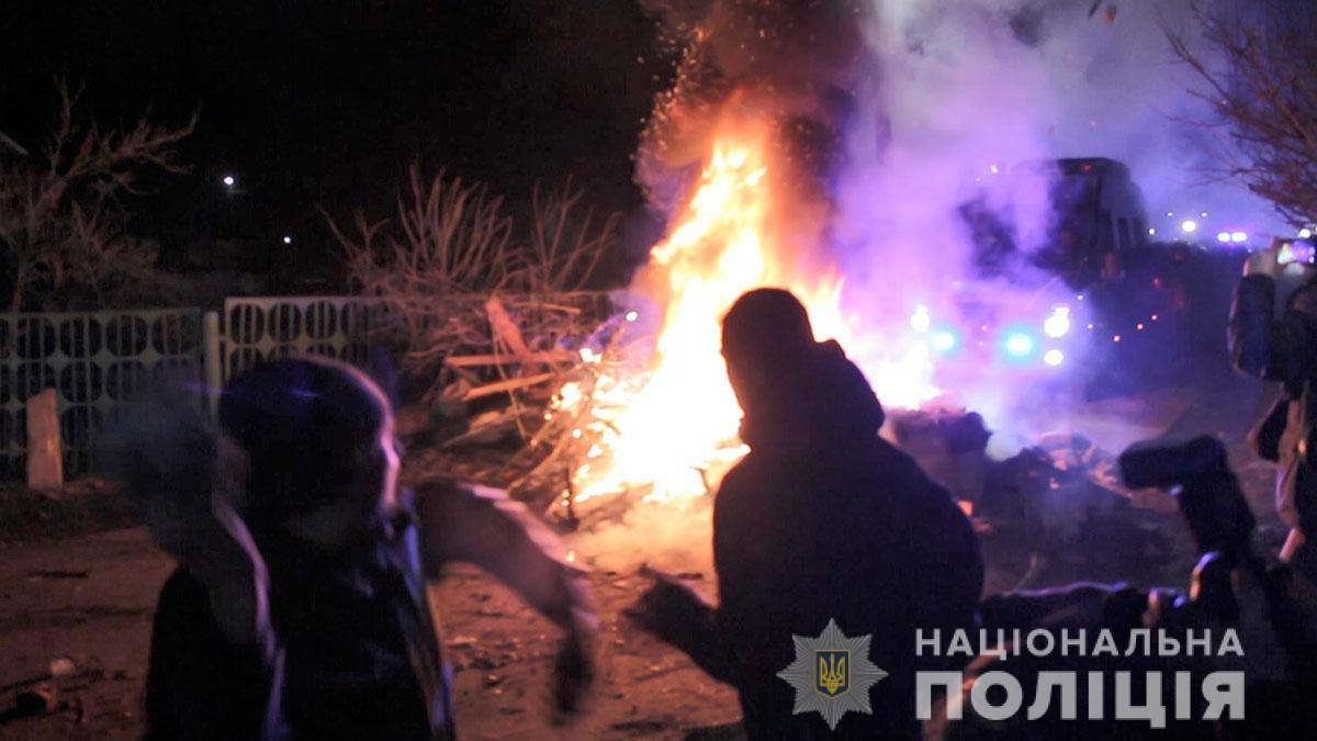 В Новых Санжарах противники эвакуации украинцев спровоцировали драку и пытались сбить полицейских