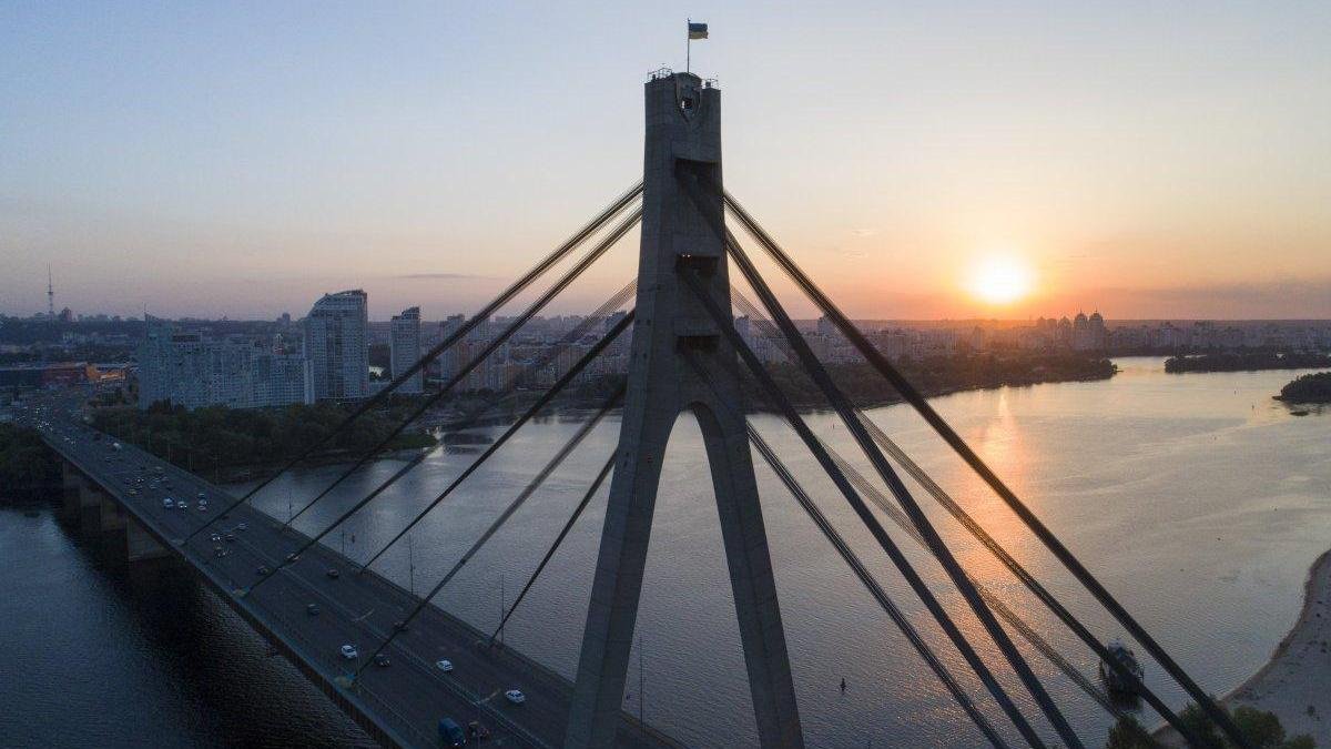 В Киеве на Северном мосту ограничили движение на все выходные