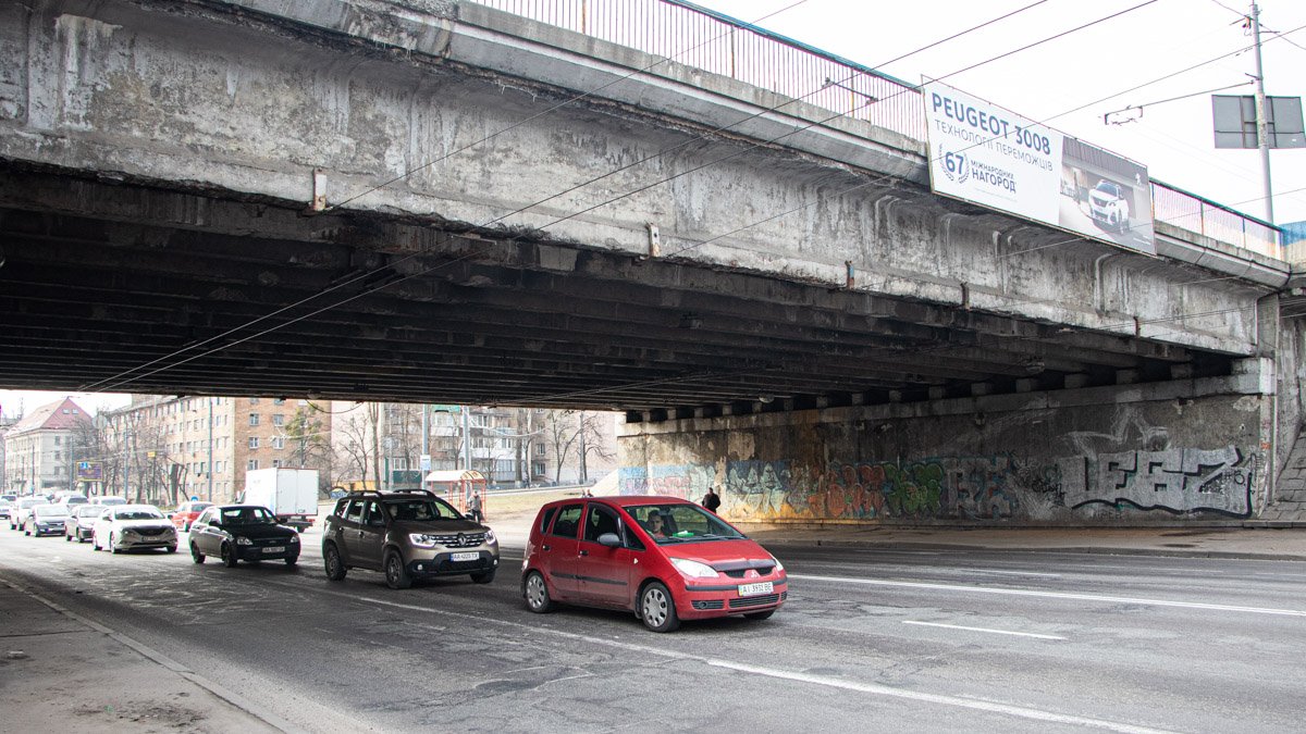 В Киеве с аварийного Дегтяревского моста падают обломки: что там сейчас