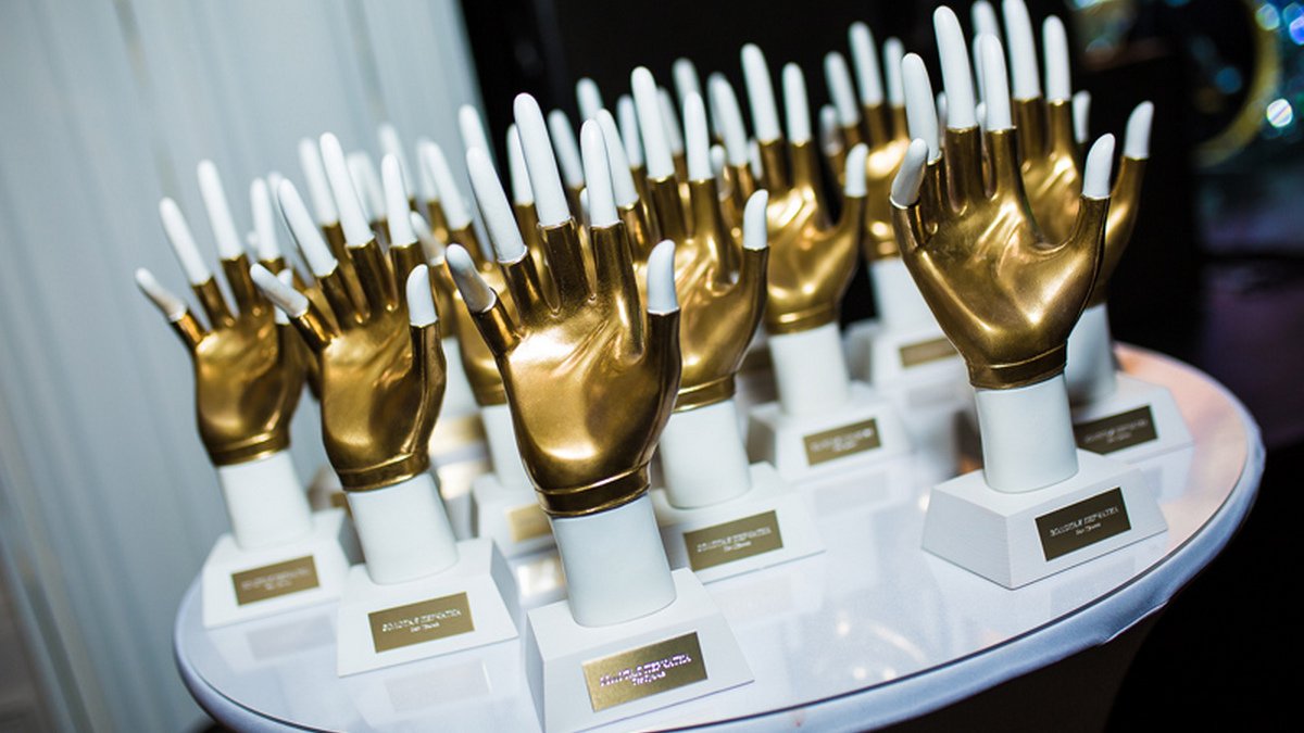 В Киеве звездам, политикам и спортсменам вручат премию "Золотая перчатка": когда и чем удивит