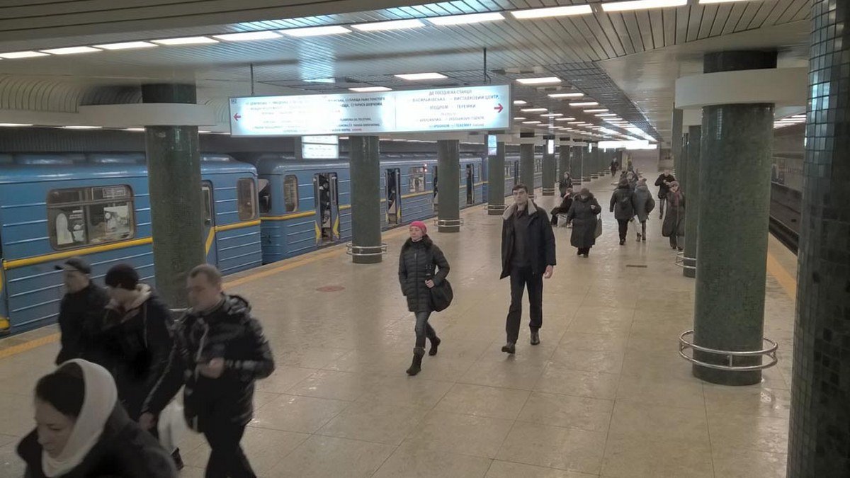 В Киеве на станции метро "Голосеевская" пассажир упал под поезд