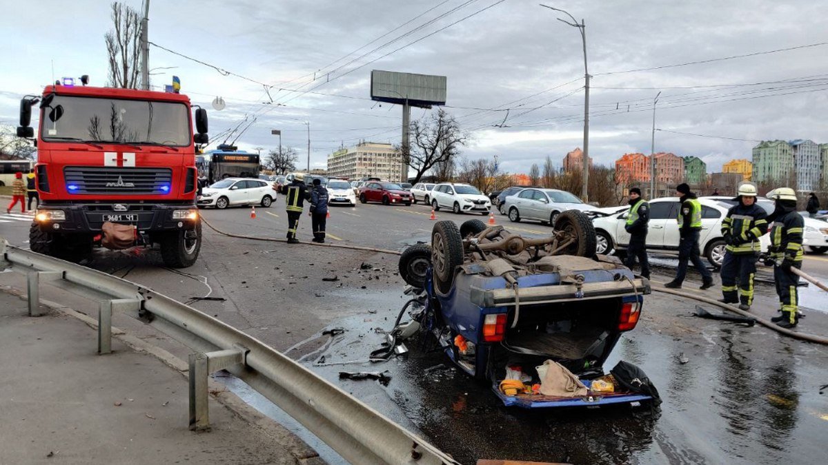 В Киеве Renault смял «ВАЗ» и опрокинул его на крышу: пострадал мужчина