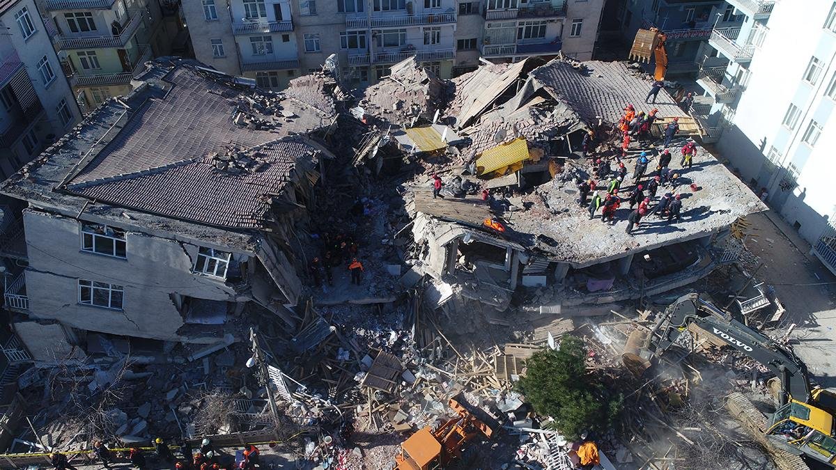 Смертельное землетрясение в Турции, нокаут Деонтея Уайлдера и гибель автора фигурки LEGO-человечка: ТОП новостей дня