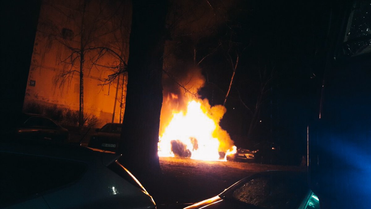 В Киеве на Соломенке BMW сгорел дотла