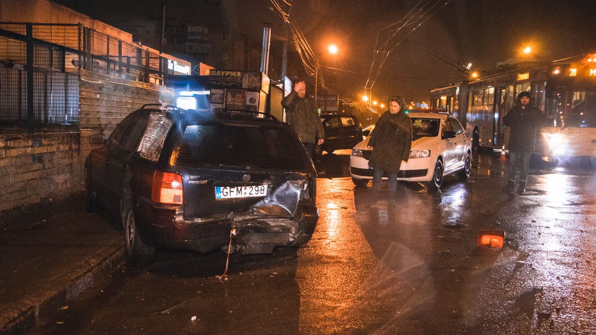 В Киеве не спавший таксист на Dacia протаранил припаркованный Volkswagen: пострадала женщина