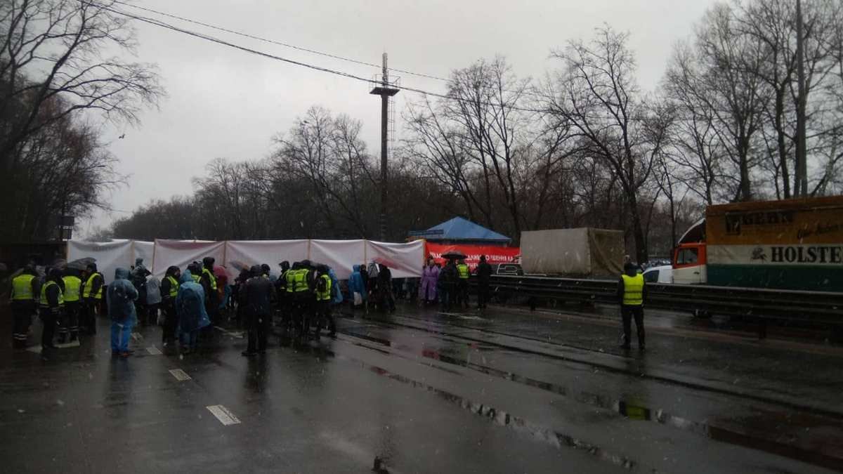 На въезде в Киев люди ставят палатки: движение в обе стороны по Одесской трассе перекрыли