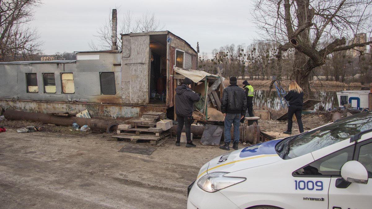 В Киеве на Корчеватом мужчину забили до смерти на берегу озера
