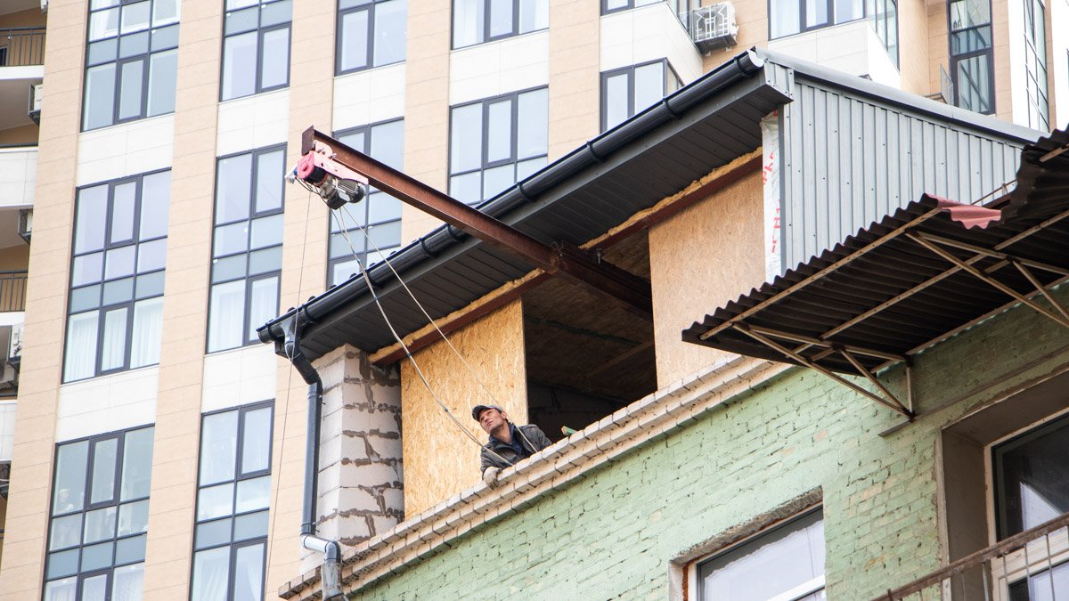 В центре Киева с крыши жилого дома демонтируют незаконную надстройку: что там сейчас