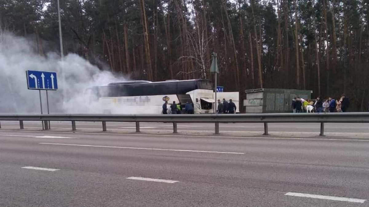 Под Киевом автобус с пассажирами загорелся во время движения