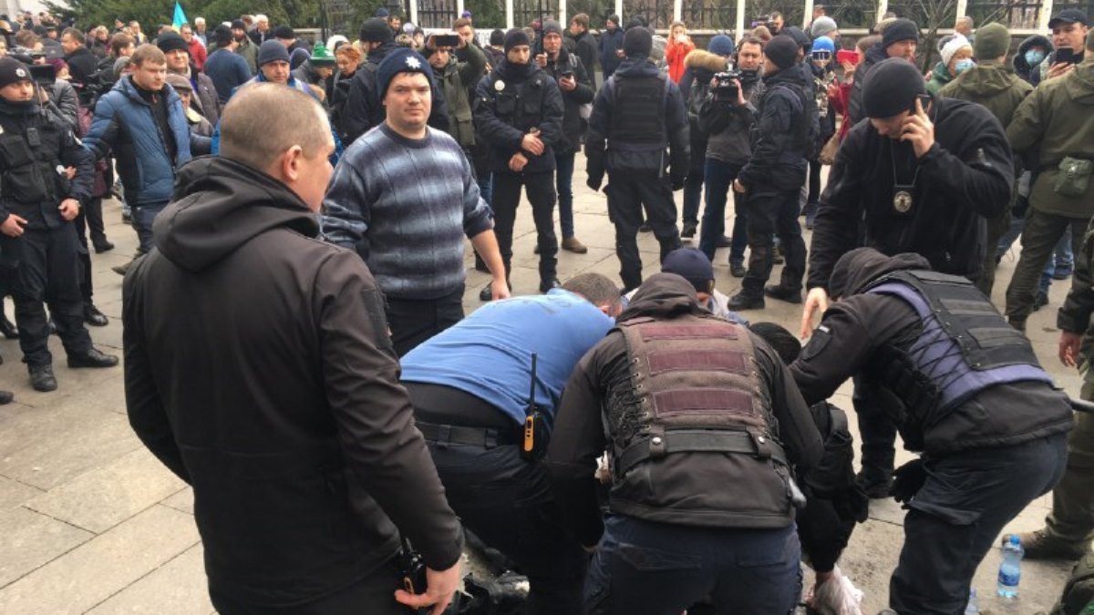 В Киеве под Офисом Президента мужчина поджег себя