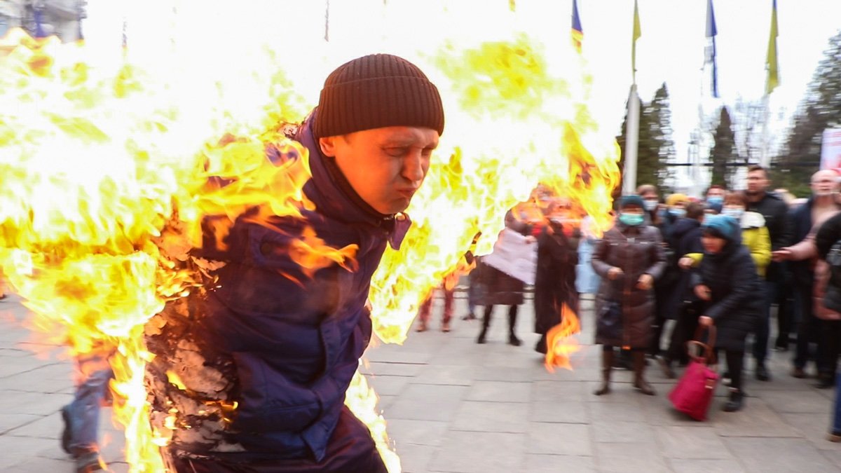 Появилось видео, как под Офисом Президента горит мужчина: его тушили флагами и плакатами