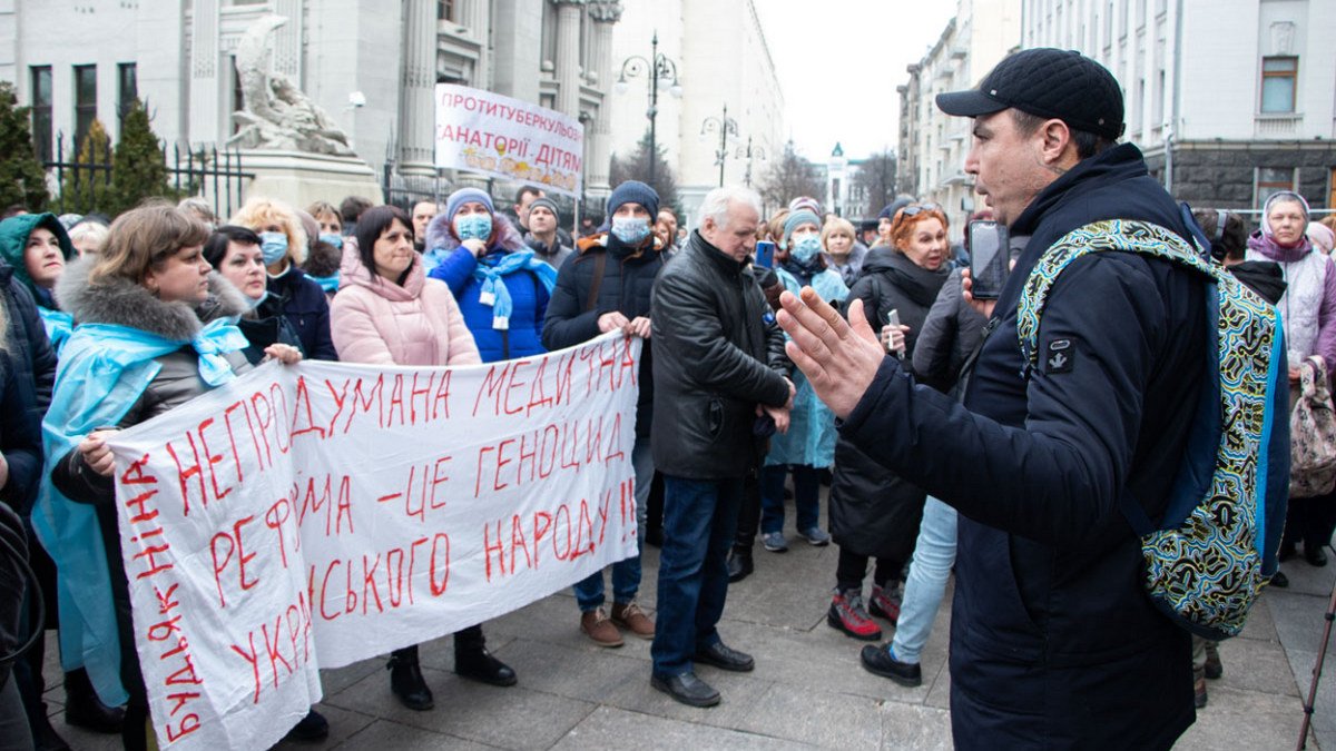 Самоподжог, маты и Евангелие: что происходило на митингах под Офисом президента в Киеве