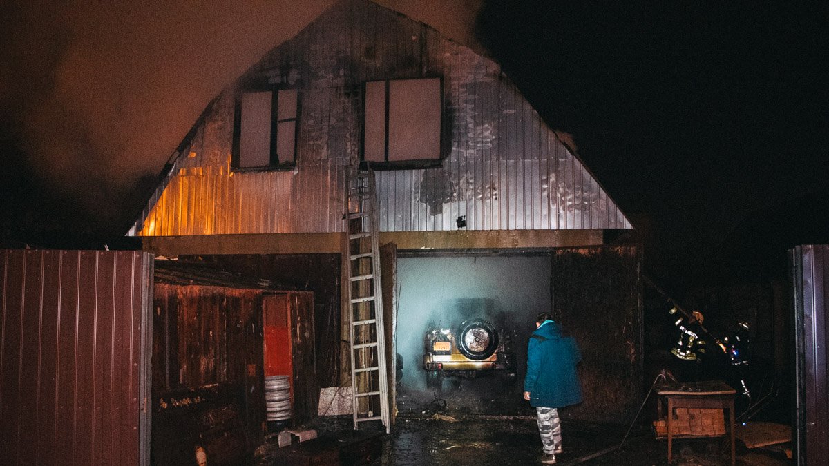 В Киеве ночью вспыхнул и сгорел дотла дом с двумя автомобилями