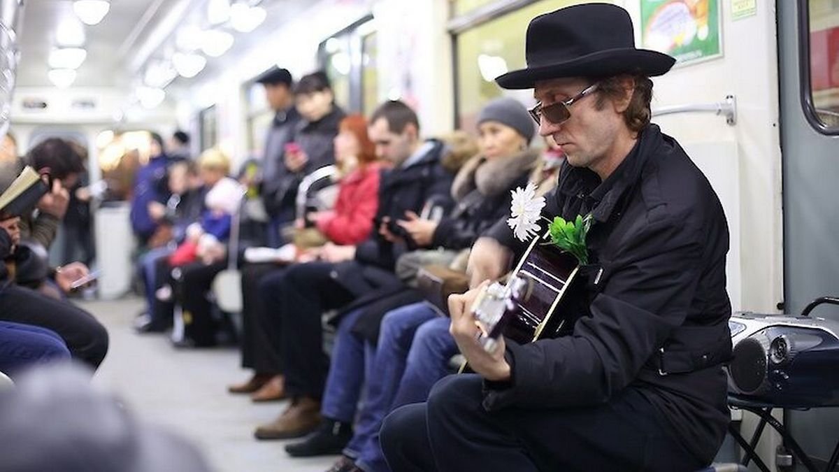 В метро Киева снова можно бесплатно возить музыкальные инструменты