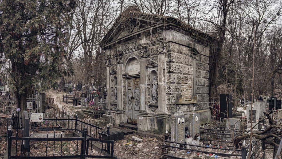 В Киеве на Байковом кладбище среди могил нашли труп мужчины