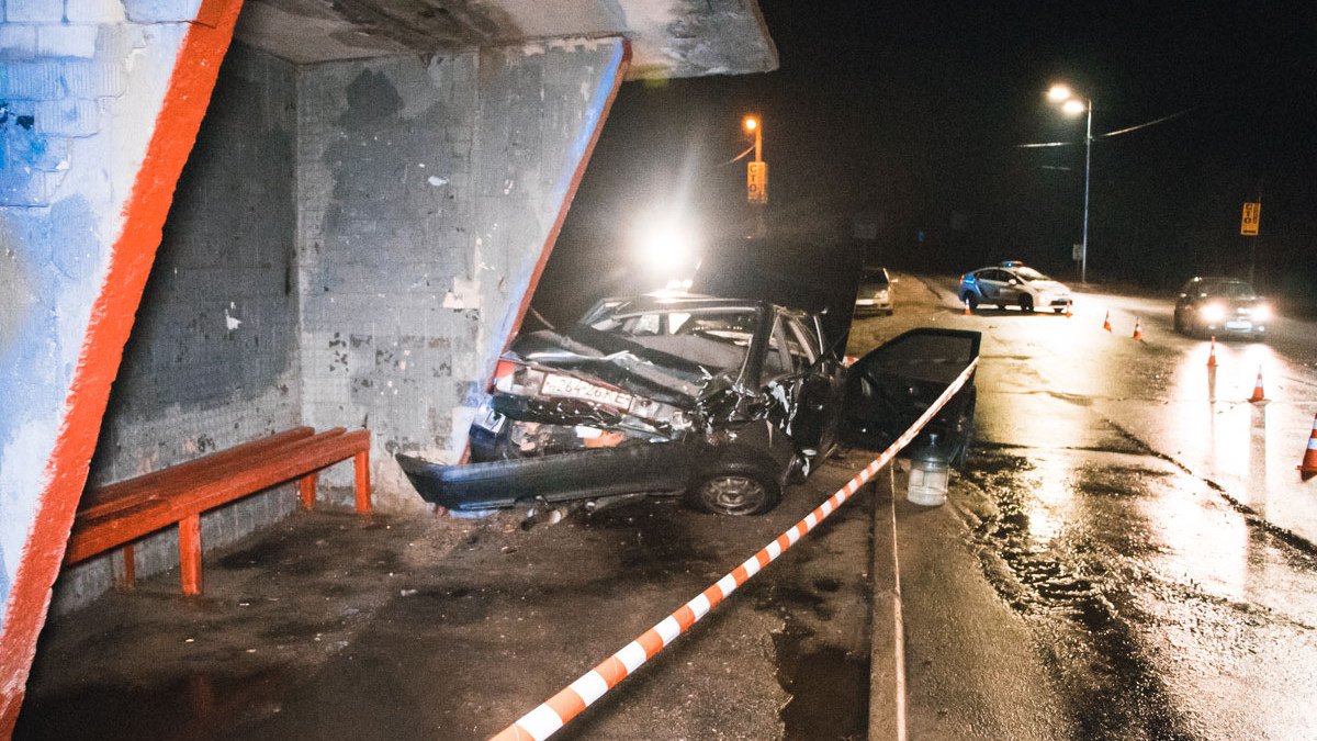 В Киеве в Бортничах Ford протаранил Audi: автомобиль влетел в остановку, три женщины пострадали