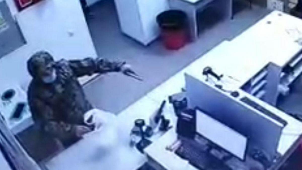 В Киеве мужчина в военной форме и с пистолетом напал на "Новую почту": видео момента ограбления