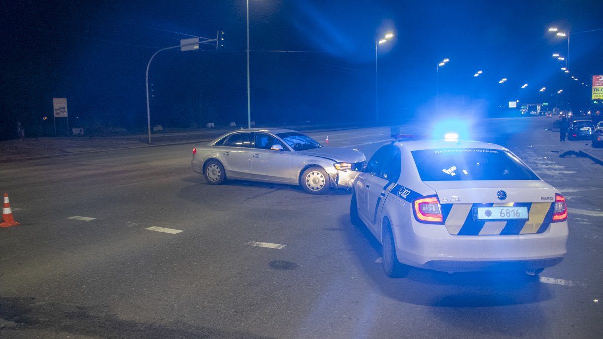В Киеве на Позняках Toyota врезалась в Audi: водителя увезла "скорая"