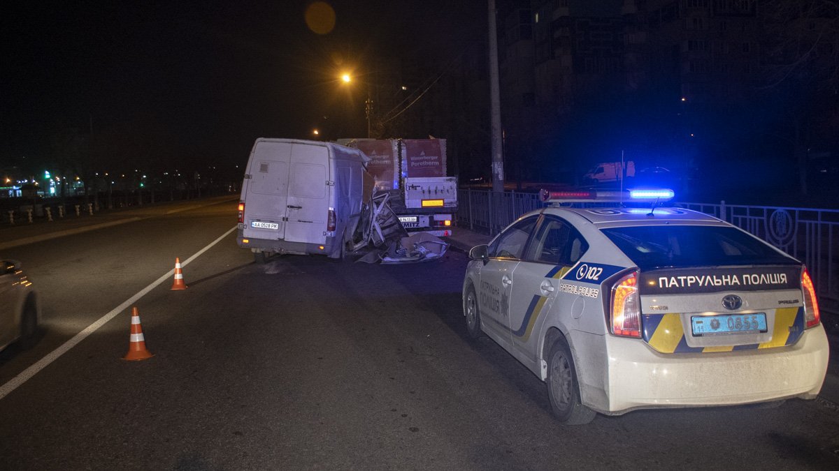 В Киеве на Троещине Mercedes влетел в припаркованную фуру: кабину Sprinter сплющило
