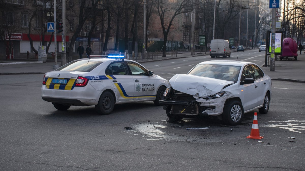 В центре Киева Volkswagen врезался и перевернул Renault