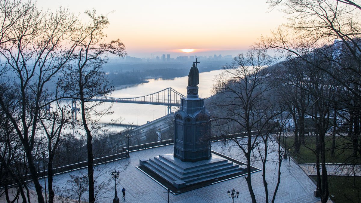 Особый взгляд: как Киев просыпается в последний зимний день и встречает прохладное утро
