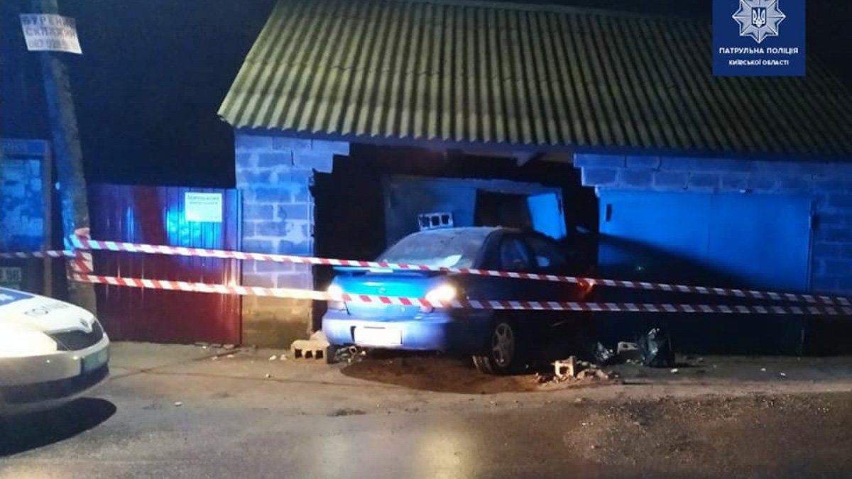 Под Киевом Subaru протаранил гараж: пострадали два человека