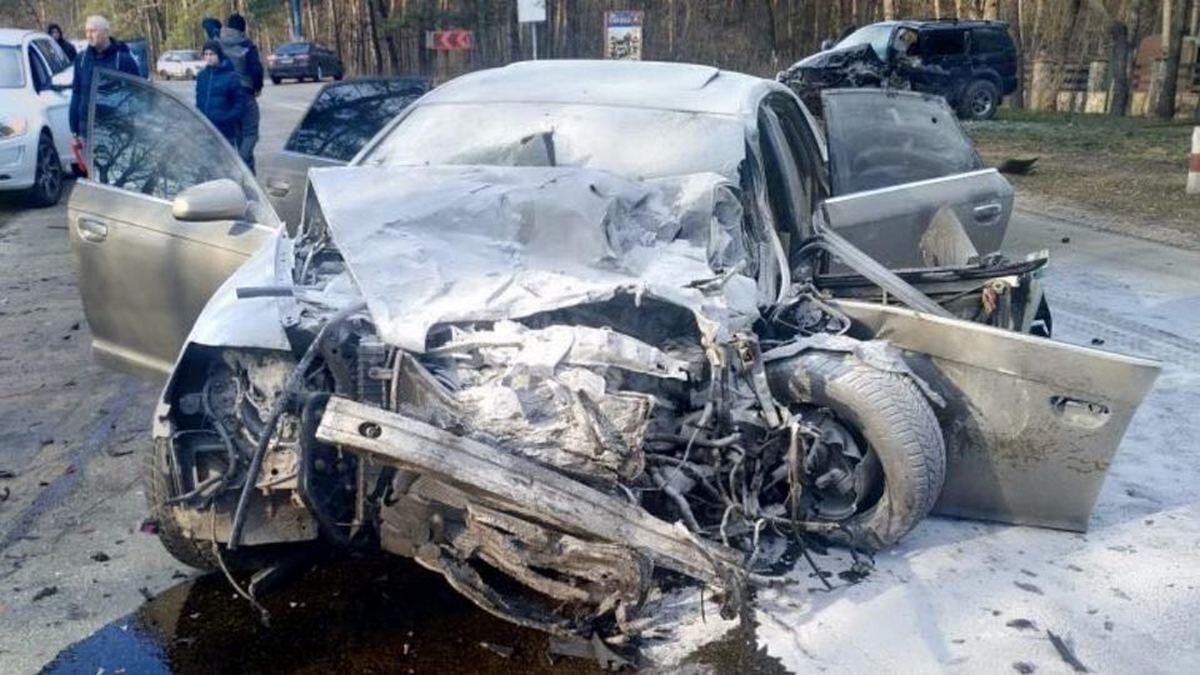 В Киеве лоб в лоб столкнулись Audi и Mitsubishi: один человек погиб, троих госпитализировали