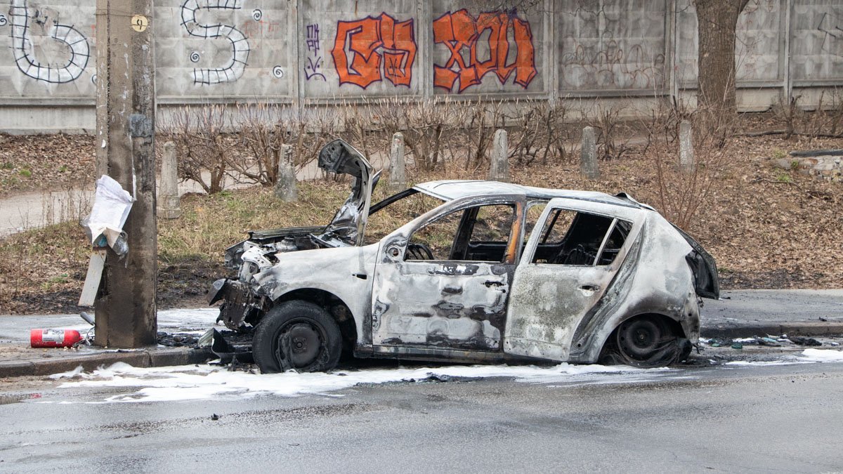 В Киеве на Подоле Dacia врезалась в столб и загорелась: прозвучало несколько взрывов