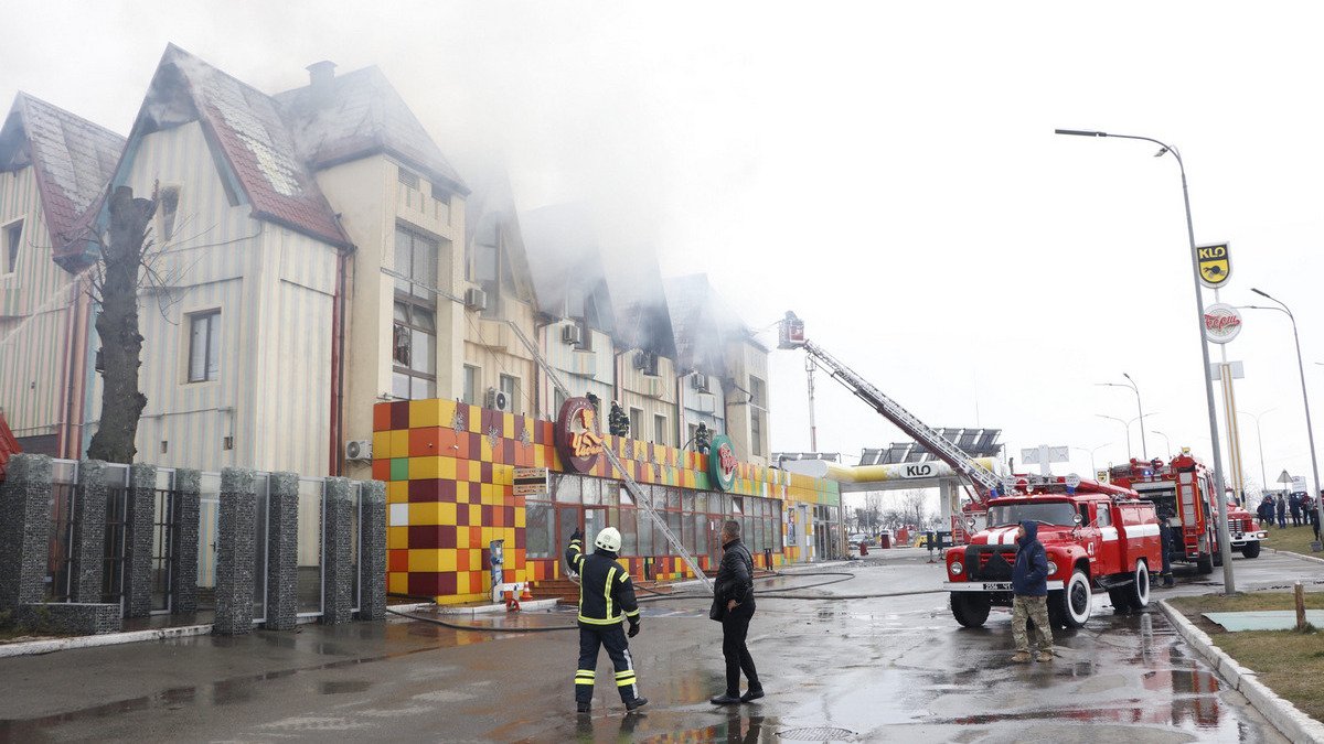 Под Киевом загорелся гостиничный комплекс «Чабаны»: дым затянул весь поселок