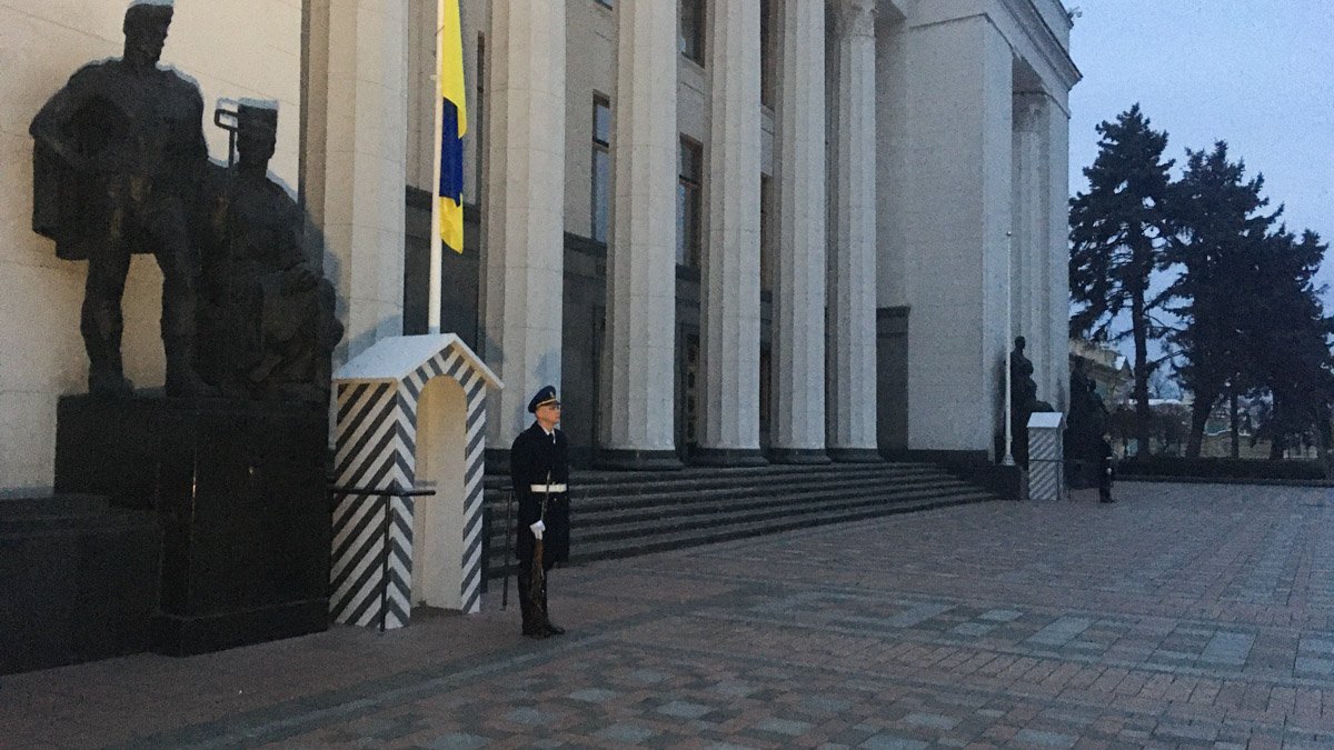 В Киеве возле Верховной Рады появился почетный караул: как и когда будет проходить церемония