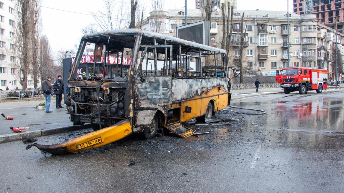 В Киеве на Соломенской площади загорелась маршрутка с пассажирами