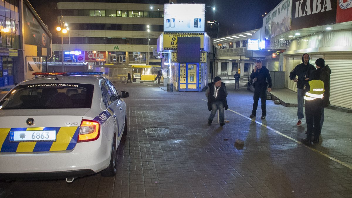 В Киеве на "Левобережной" неадекватный парень бросался на прохожих с отверткой