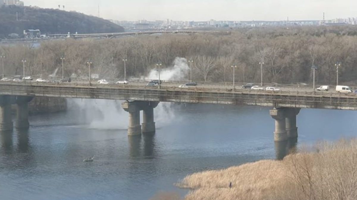 Мост Патона в Киеве превратился в водопад: что произошло