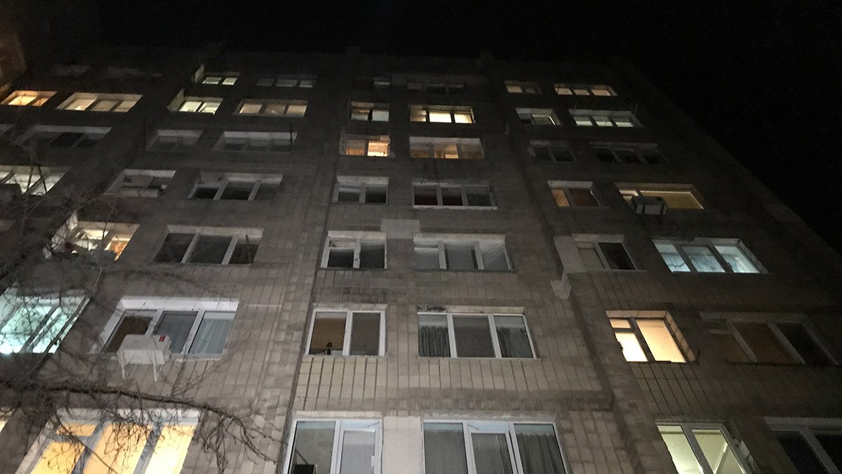 В Киеве мужчина выпрыгнул из окна седьмого этажа на глазах у падчерицы и ее дочери