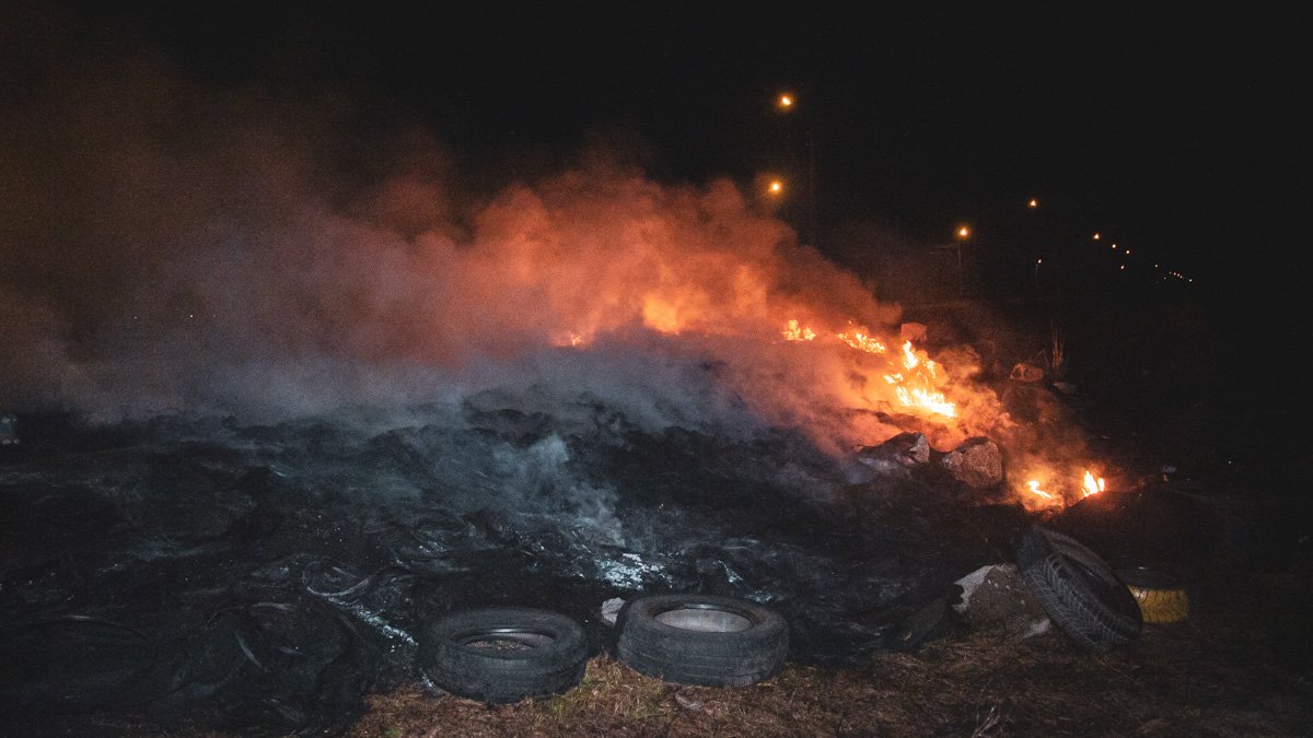 В Киеве на Пуховской горели шины: дым и едкий запах окутали Троещину