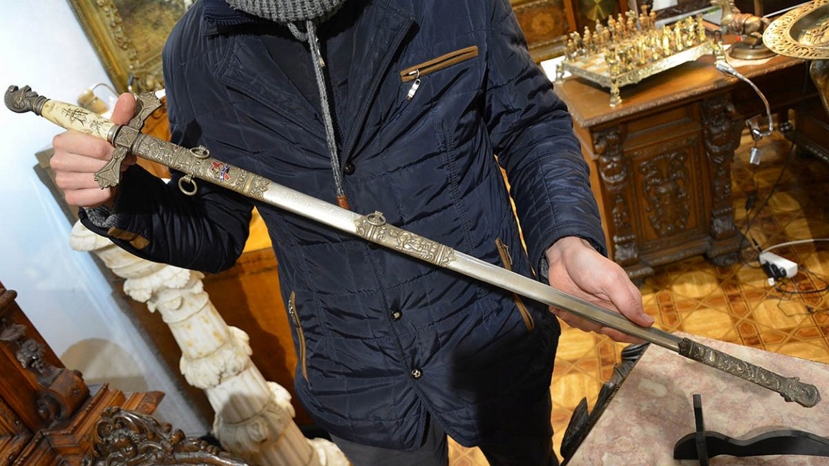 В Киеве на таможне в посылке из США нашли масонский меч