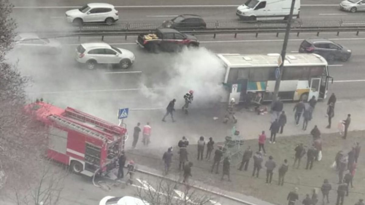 В Киеве возле метро «Святошино» на ходу загорелся автобус