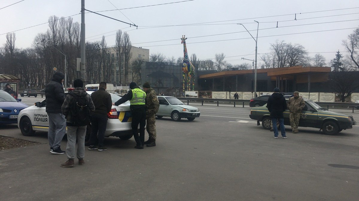 В Киеве возле зоопарка Suzuki на военных номерах врезалась в Hyundai