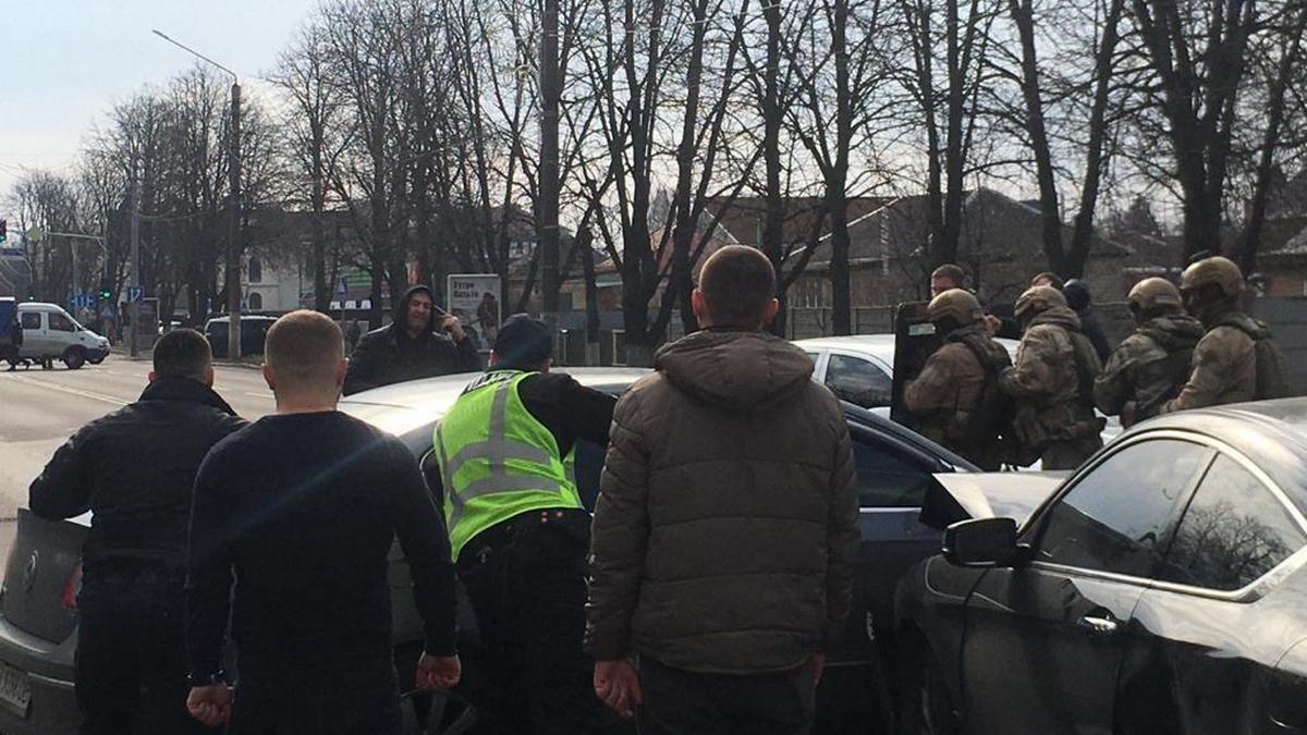 Под Киевом угонщик автомобилей пытался сбежать от полиции и угрожал убить себя